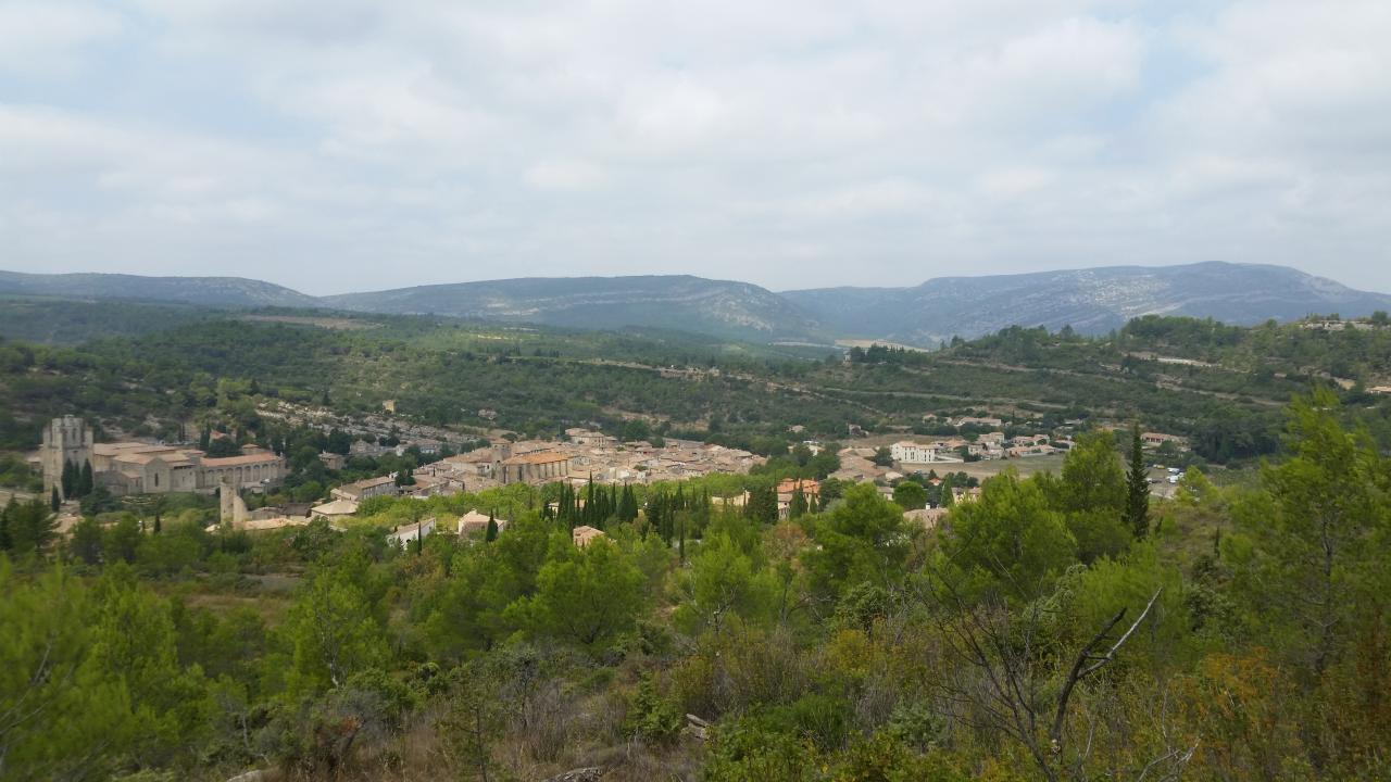 Lagrasse, son abbaye et l'Alaric en fond